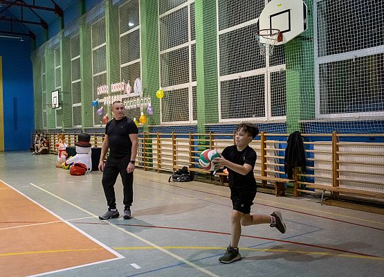 Grafika 10: Mikołajkowy Rodzinny Turniej Piłki Siatkowej w Łebieniu