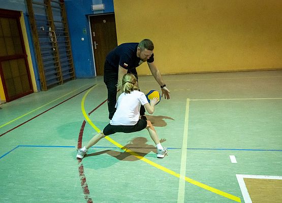 Grafika 13: Mikołajkowy Rodzinny Turniej Piłki Siatkowej w Łebieniu