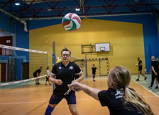 Grafika 15: Mikołajkowy Rodzinny Turniej Piłki Siatkowej w Łebieniu