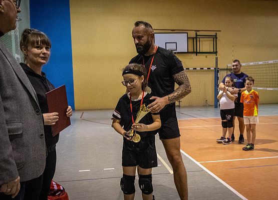 Grafika 18: Mikołajkowy Rodzinny Turniej Piłki Siatkowej w Łebieniu