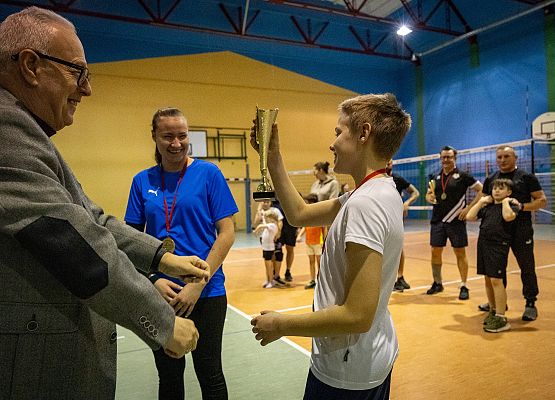 Grafika 19: Mikołajkowy Rodzinny Turniej Piłki Siatkowej w Łebieniu