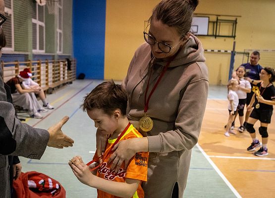 Grafika 24: Mikołajkowy Rodzinny Turniej Piłki Siatkowej w Łebieniu