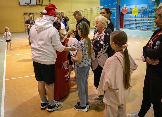 Grafika 26: Mikołajkowy Rodzinny Turniej Piłki Siatkowej w Łebieniu