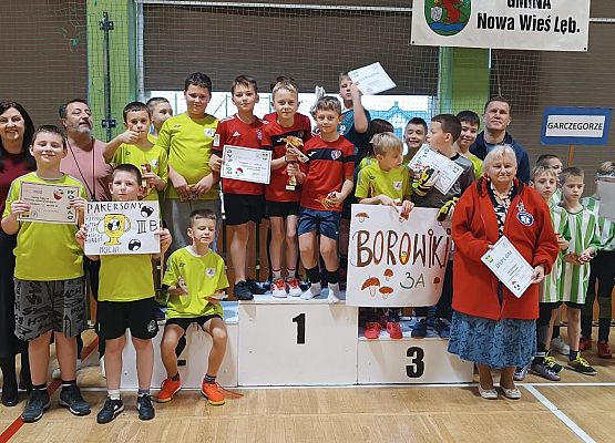 Grafika 2: Mikołajkowy Turniej Piłki Nożnej klas II i III