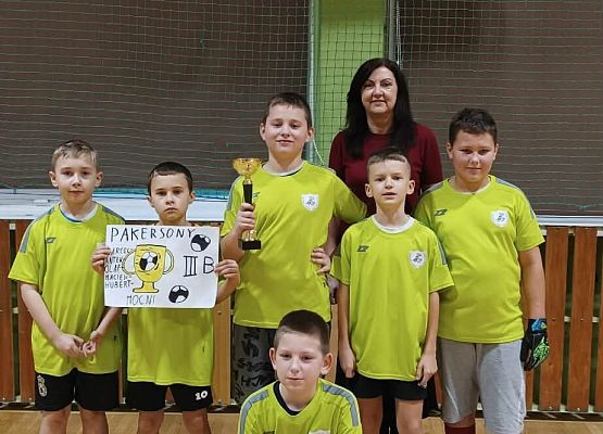 Grafika 8: Mikołajkowy Turniej Piłki Nożnej klas II i III