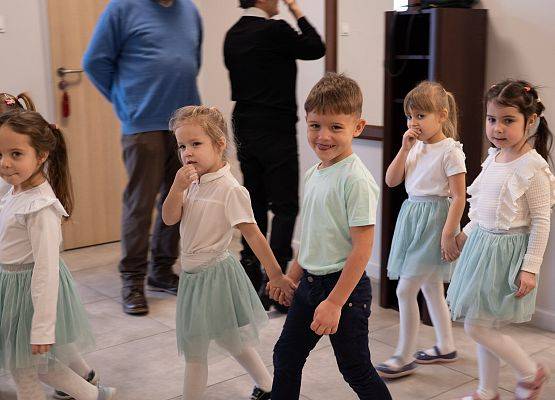 Grafika 2: Dzień Babci i Dziadka w Przedszkolu - wzruszający występ najmłodszych