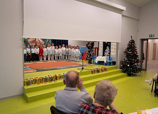 Grafika 4: Dzień Babci i Dziadka w Przedszkolu - wzruszający występ najmłodszych