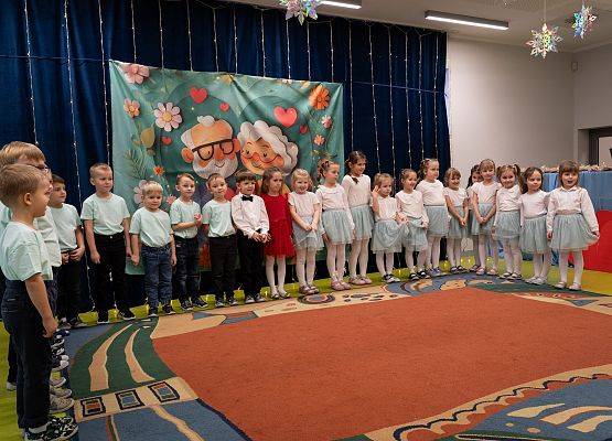 Grafika 6: Dzień Babci i Dziadka w Przedszkolu - wzruszający występ najmłodszych