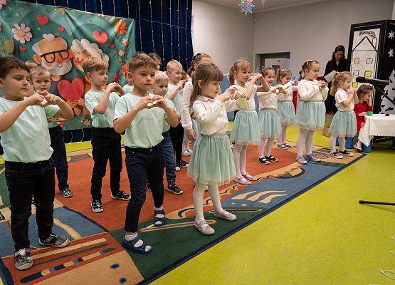 Grafika 21: Dzień Babci i Dziadka w Przedszkolu - wzruszający występ najmłodszych