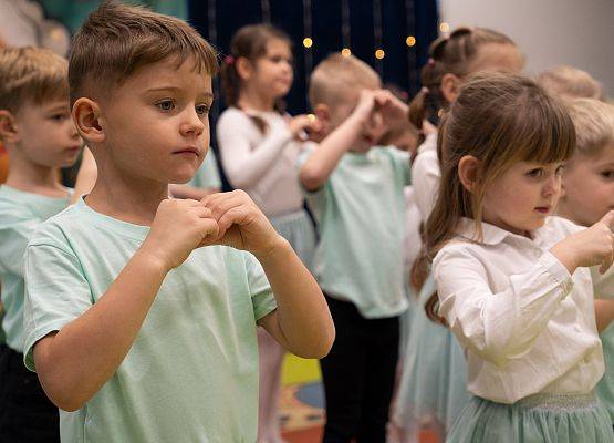 Grafika 22: Dzień Babci i Dziadka w Przedszkolu - wzruszający występ najmłodszych