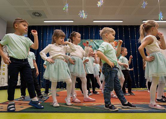 Grafika 23: Dzień Babci i Dziadka w Przedszkolu - wzruszający występ najmłodszych