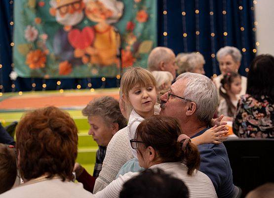 Grafika 30: Dzień Babci i Dziadka w Przedszkolu - wzruszający występ najmłodszych