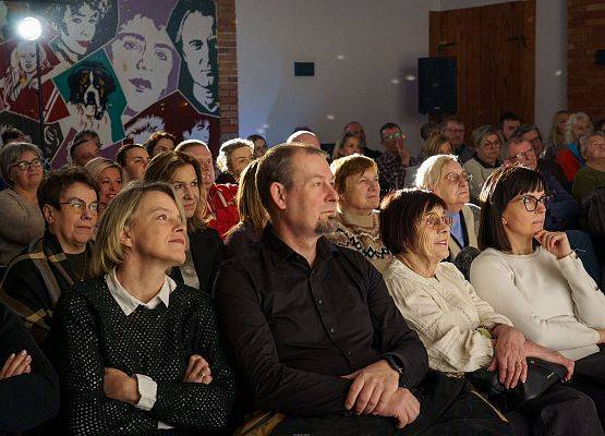 Grafika 3: Teatr „Tylko dla dorosłych” w Pogorzelicach