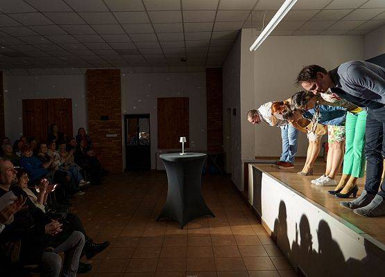 Grafika 35: Teatr „Tylko dla dorosłych” w Pogorzelicach