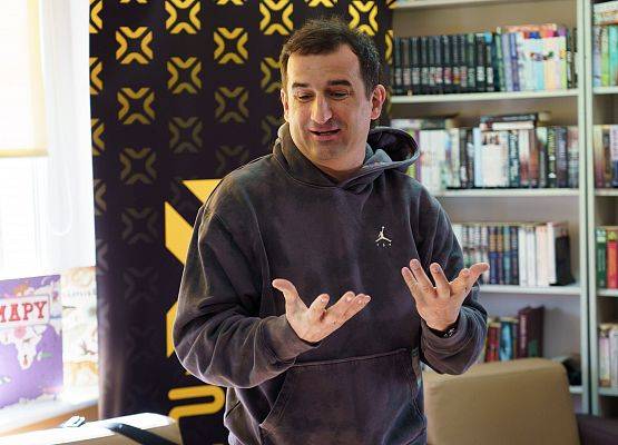 Grafika 10: Szczera rozmowa o życiu - spotkanie z Michałem Koterskim w naszej bibliotece