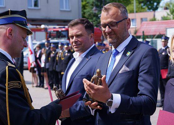 Grafika 31: Gminni druhowie i Wójt na Powiatowym Dniu Strażaka