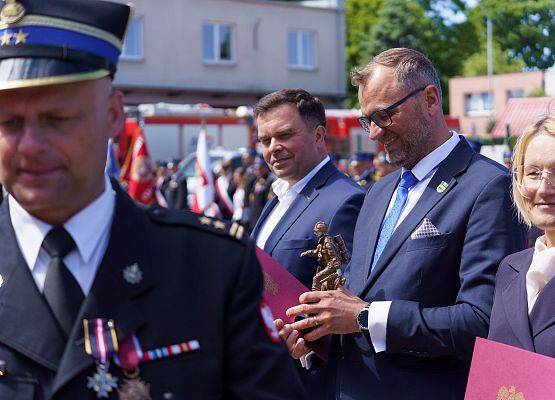 Grafika 32: Gminni druhowie i Wójt na Powiatowym Dniu Strażaka