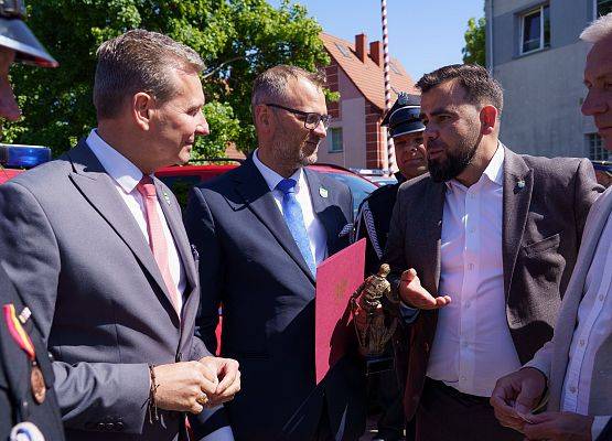 Grafika 42: Gminni druhowie i Wójt na Powiatowym Dniu Strażaka