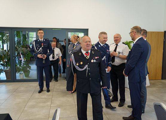 Grafika 50: Gminni druhowie i Wójt na Powiatowym Dniu Strażaka
