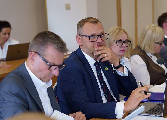 Grafika 1: Wójt Szymon Medalion z absolutorium za rok 2025