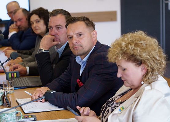 Grafika 5: Wójt Szymon Medalion z absolutorium za rok 2025