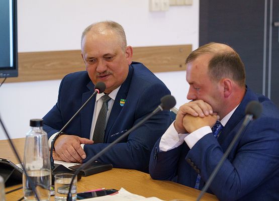 Grafika 6: Wójt Szymon Medalion z absolutorium za rok 2025