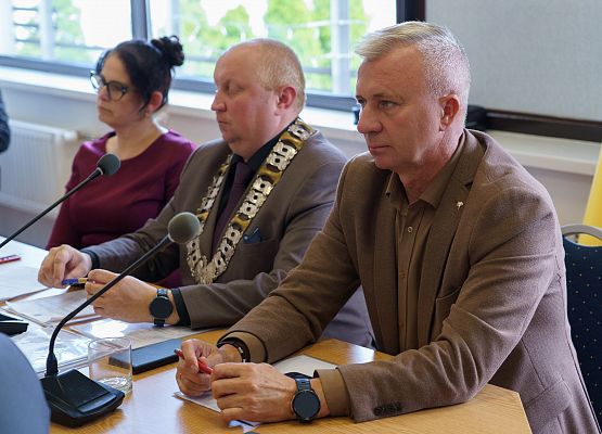 Grafika 7: Wójt Szymon Medalion z absolutorium za rok 2025