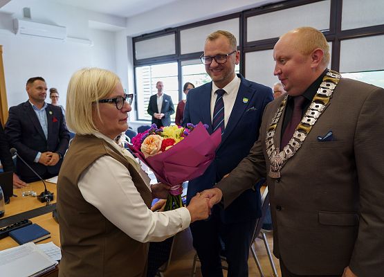 Grafika 8: Wójt Szymon Medalion z absolutorium za rok 2025