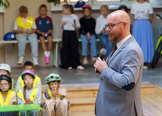 Grafika 27: Bezpieczni na drodze. Kaski rowerowe dla piątoklasistów z Nowej Wsi Lęborskiej
