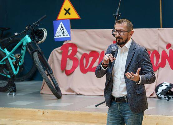 Grafika 28: Bezpieczni na drodze. Kaski rowerowe dla piątoklasistów z Nowej Wsi Lęborskiej