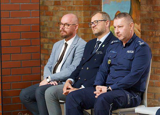 Grafika 30: Bezpieczni na drodze. Kaski rowerowe dla piątoklasistów z Nowej Wsi Lęborskiej