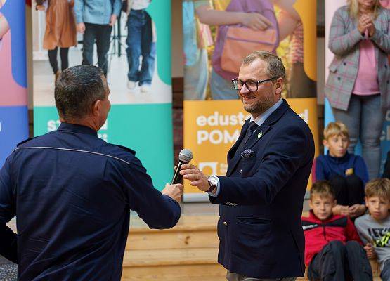 Grafika 31: Bezpieczni na drodze. Kaski rowerowe dla piątoklasistów z Nowej Wsi Lęborskiej