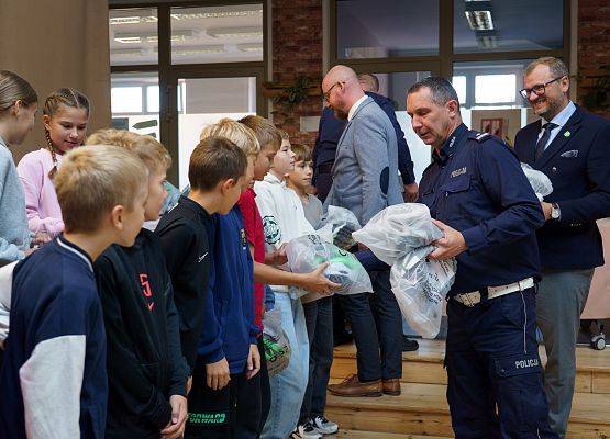 Grafika 36: Bezpieczni na drodze. Kaski rowerowe dla piątoklasistów z Nowej Wsi Lęborskiej