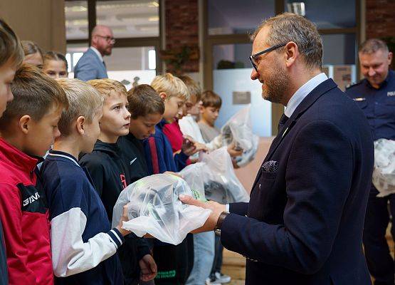Grafika 37: Bezpieczni na drodze. Kaski rowerowe dla piątoklasistów z Nowej Wsi Lęborskiej