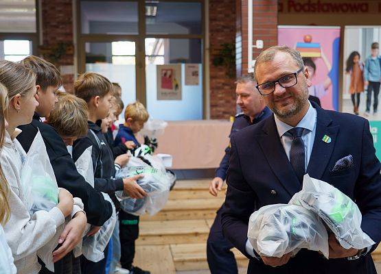 Grafika 38: Bezpieczni na drodze. Kaski rowerowe dla piątoklasistów z Nowej Wsi Lęborskiej