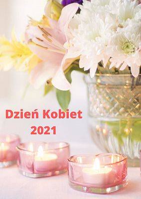 Bukiet jasnych kwiatów w szklanym wazonie. Obok wazonu świeczki w kształcie serc i napis "Dzień kobiet 2021". grafika