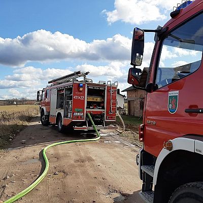 Element dekoracyjny. Dwa strażackie wozy bojowe podczas akcji gaśniczej. grafika