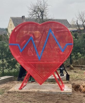 Czerwony kosz na nakrętki w kształcie serca.