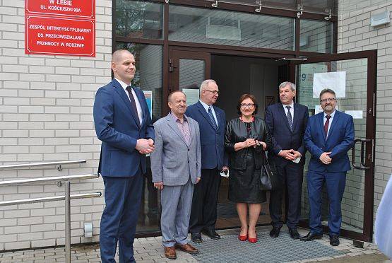 Samorządowcy powiatu lęborskiego stojący w rzędzie przed budynkiem urzędu w Łebie.