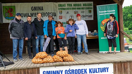 Nagrodzeni zawodnicy na scenie.