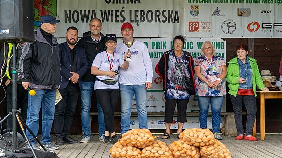 Nagrodzeni zawodnicy na scenie.