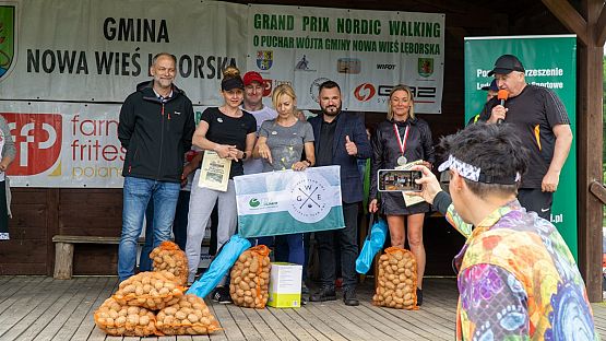 Nagrodzeni zawodnicy na scenie.
