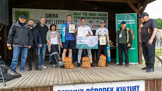 Nagrodzeni zawodnicy na scenie.