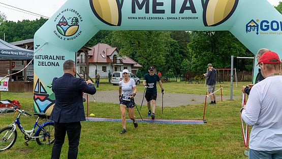 Zwyciężczyni, Krystyna Królikowska po przejściu mety. Na drugim planie kibice.