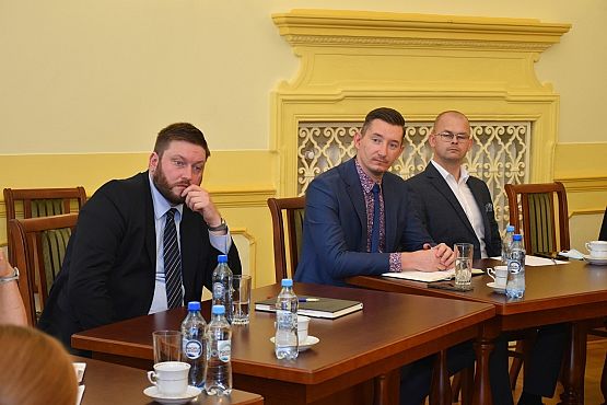 Spotkanie w sprawie budowy drogi S6. Od lewej Pełniący Funkcję Wójta Gminy i Jego Zastępca. grafika