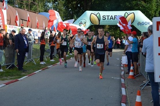 Start zawodników w biegu Mila Rol Land Obliwice.