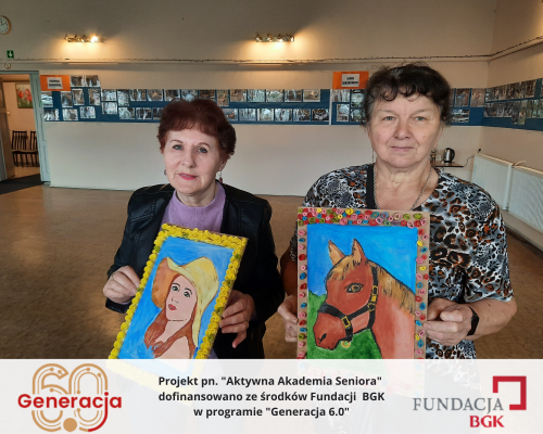 Dwie kobiety prezentują swoje prace plastyczne.