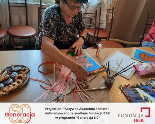 Kobieta podczas zajęć plastycznych.