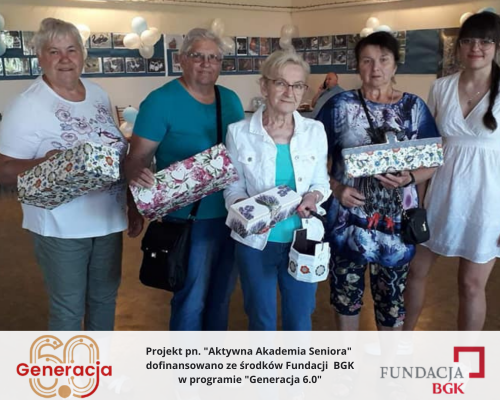 Pięć kobiet pozujących do zdjęcia ze swoimi pracami plastycznymi.