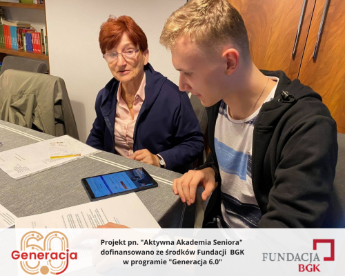 Kobieta i mężczyzna podczas pracy przy tablecie.